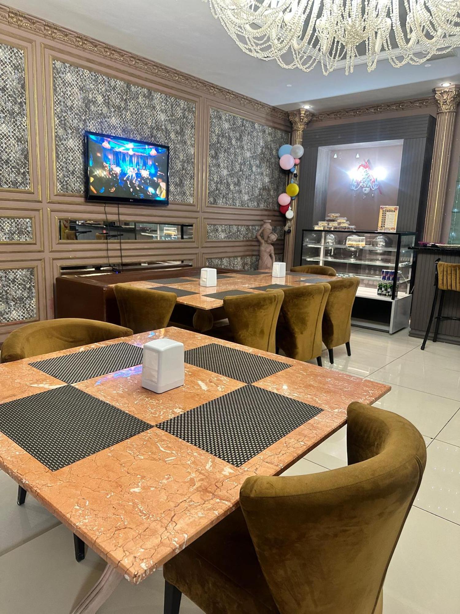 Lion Hotel Asztana Kültér fotó